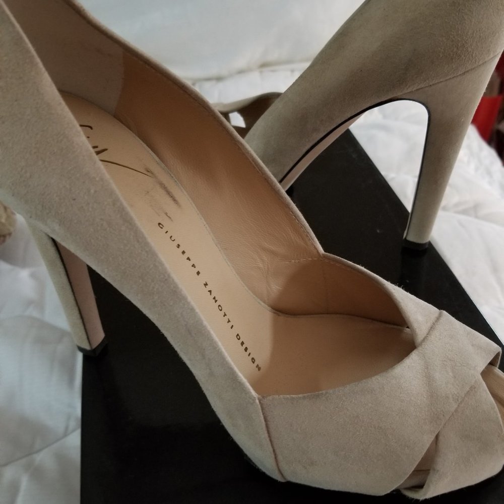 Giuseppe  Zanotti, Size 8 Beige Suede Heels